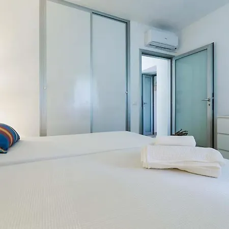 Villa Sleeps 6 Pool Wifi *