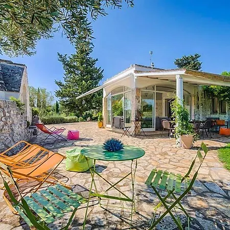 Sleeps 6 Pool Wifi Villa