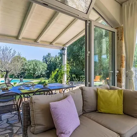 Sleeps 6 Pool Wifi Villa *